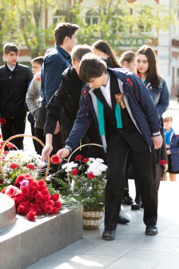 Petropavlovsk 7 Mayıs 2016: Resmi tatil. Defender'ı vatan günün Kazakistan'da 7 Mayıs kutladı. Asker ve askeri. Toplu kutlamalar insanlar.