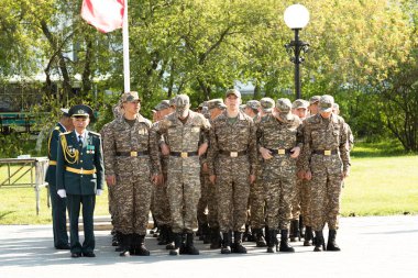 Petropavlovsk 7 Mayıs 2016: Resmi tatil. Defender'ı vatan günün Kazakistan'da 7 Mayıs kutladı. Asker ve askeri. Toplu kutlamalar insanlar.