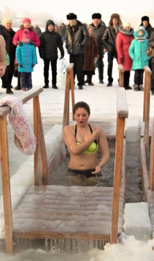 Petropavlovsk, Kazakistan - 19 Ocak 2018: vaftiz. Kışın buz delik insanlar yüzmek.