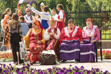 Petropavlovsk, Kazakistan - 28 Temmuz 2016: Festival, 80 yıl Kuzey Kazakistan bölgesi. Kitle kutlama etnik halk, geleneksel kostümleri insanlar sokaklarda Petropavlovsk kutlamak..