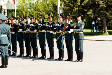 Petropavlovsk 7 Mayıs 2016: Resmi tatil. Defender'ı vatan günün Kazakistan'da 7 Mayıs kutladı. Asker ve askeri. Toplu kutlamalar insanlar.