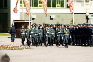 Petropavlovsk 7 Mayıs 2016: Resmi tatil. Defender'ı vatan günün Kazakistan'da 7 Mayıs kutladı. Asker ve askeri. Toplu kutlamalar insanlar.
