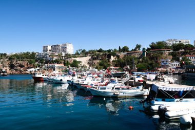 Antalya, Türkiye - 21 Haziran 2017: Bir tatil beldesi Antalya eski liman tekneler vardır.