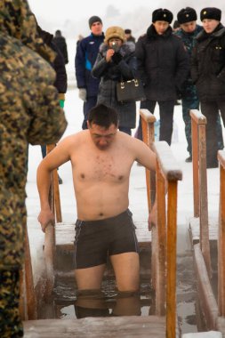 Petropavlovsk, Kazakistan - 19 Ocak 2018: vaftiz. Kışın buz delik insanlar yüzmek.