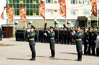 Petropavlovsk 7 Mayıs 2016: Resmi tatil. Defender'ı vatan günün Kazakistan'da 7 Mayıs kutladı. Asker ve askeri. Toplu kutlamalar insanlar.