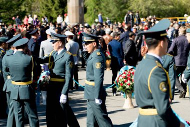 Petropavlovsk, Kazakistan - 9 Mayıs 2016: 9 Mayıs 2016 Petropavlovsk, Kazakistan'daki zafer günü. Ölü savaş anısına. Üyeler mutlu.