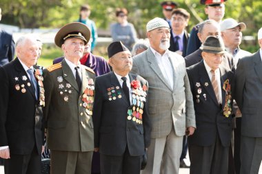 Petropavlovsk 7 Mayıs 2016: Resmi tatil. Defender'ı vatan günün Kazakistan'da 7 Mayıs kutladı. Asker ve askeri. Toplu kutlamalar insanlar.