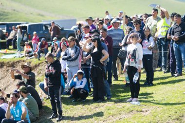 Kazakistan, Çimkent - 9 Nisan 2017. Erkekler kadınlar kadınlar çocuk dağlar bahar. Jöle manzara manzara.