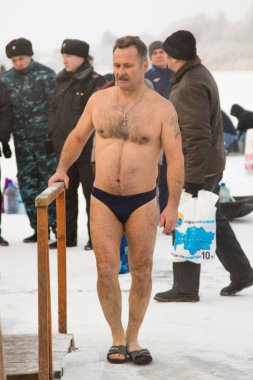 Petropavlovsk, Kazakistan - 19 Ocak 2018: vaftiz. Kışın buz delik insanlar yüzmek.