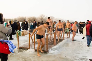 Petropavlovsk, Kazakistan - 19 Ocak 2018: vaftiz. Kışın buz delik insanlar yüzmek.