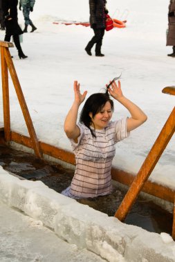Petropavlovsk, Kazakistan - 19 Ocak 2018: vaftiz. Kışın buz delik insanlar yüzmek.