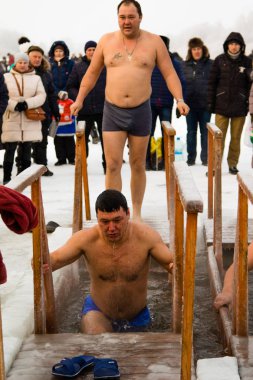 Petropavlovsk, Kazakistan - 19 Ocak 2018: vaftiz. Kışın buz delik insanlar yüzmek.