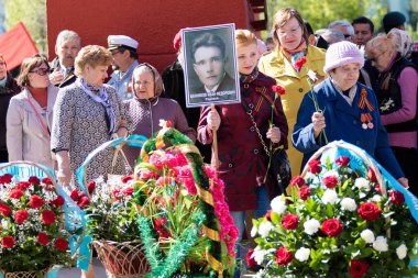 Petropavlovsk, Kazakistan - 9 Mayıs 2016: 9 Mayıs 2016 Petropavlovsk, Kazakistan'daki zafer günü. Ölü savaş anısına. Üyeler mutlu.