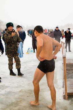 Petropavlovsk, Kazakistan - 19 Ocak 2018: vaftiz. Kışın buz delik insanlar yüzmek.