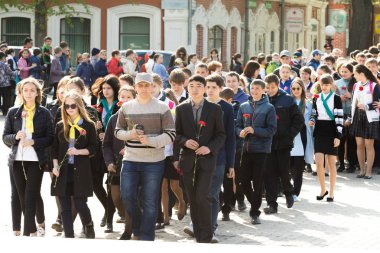 Petropavlovsk 7 Mayıs 2016: Resmi tatil. Defender'ı vatan günün Kazakistan'da 7 Mayıs kutladı. Asker ve askeri. Toplu kutlamalar insanlar.