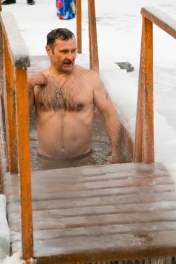 Petropavlovsk, Kazakistan - 19 Ocak 2018: vaftiz. Kışın buz delik insanlar yüzmek.