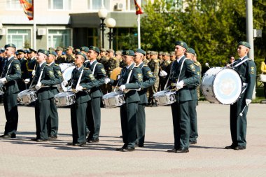 Petropavlovsk 7 Mayıs 2016: Resmi tatil. Defender'ı vatan günün Kazakistan'da 7 Mayıs kutladı. Asker ve askeri. Toplu kutlamalar insanlar.