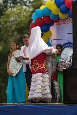Petropavlovsk, Kazakistan - 28 Temmuz 2016: Festival, 80 yıl Kuzey Kazakistan bölgesi. Kitle kutlama etnik halk, geleneksel kostümleri insanlar sokaklarda Petropavlovsk kutlamak..