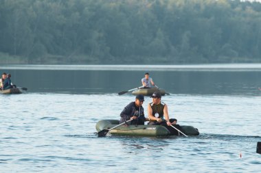 Petropavlovsk, Kazakistan - 28 Temmuz 2018: İnsanlar göl kenarında lastik gemilerde balıkçılar, balık. Lake Pestroe, Petropavlovsk, Kazakistan.