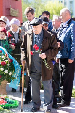 Petropavlovsk, Kazakistan - 9 Mayıs 2016: 9 Mayıs 2016 Petropavlovsk, Kazakistan'daki zafer günü. Ölü savaş anısına. Üyeler mutlu.