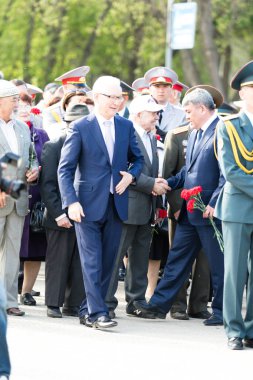 Petropavlovsk 7 Mayıs 2016: Resmi tatil. Defender'ı vatan günün Kazakistan'da 7 Mayıs kutladı. Asker ve askeri. Toplu kutlamalar insanlar.