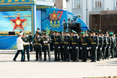 Petropavlovsk 7 Mayıs 2016: Resmi tatil. Defender'ı vatan günün Kazakistan'da 7 Mayıs kutladı. Asker ve askeri. Toplu kutlamalar insanlar.