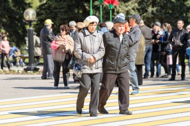 Petropavlovsk, Kazakistan - 9 Mayıs 2016: 9 Mayıs 2016 Petropavlovsk, Kazakistan'daki zafer günü. Ölü savaş anısına. Üyeler mutlu.