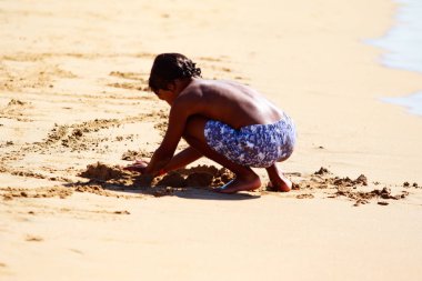 Mısır, Sharm El Sheikh -20 Temmuz 2018: plaj tatil, Bay Na'ama Bai, kumlu plaj denizin insanlar ölüyor. Red Sea'deki/daki Sina Yarımadası.