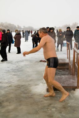 Petropavlovsk, Kazakistan - 19 Ocak 2018: vaftiz. Kışın buz delik insanlar yüzmek.