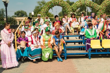 Petropavlovsk, Kazakistan - 28 Temmuz 2016: Festival, 80 yıl Kuzey Kazakistan bölgesi. Kitle kutlama etnik halk, geleneksel kostümleri insanlar sokaklarda Petropavlovsk kutlamak..