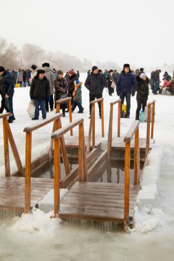 Petropavlovsk, Kazakistan - 19 Ocak 2018: vaftiz. Kışın buz delik insanlar yüzmek.