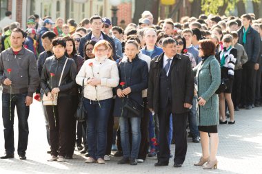 Petropavlovsk 7 Mayıs 2016: Resmi tatil. Defender'ı vatan günün Kazakistan'da 7 Mayıs kutladı. Asker ve askeri. Toplu kutlamalar insanlar.