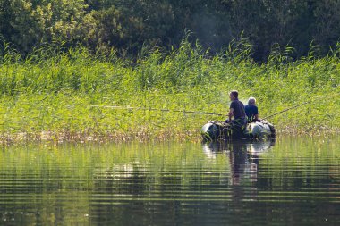 Petropavlovsk, Kazakistan - 28 Temmuz 2018: İnsanlar göl kenarında lastik gemilerde balıkçılar, balık. Lake Pestroe, Petropavlovsk, Kazakistan.