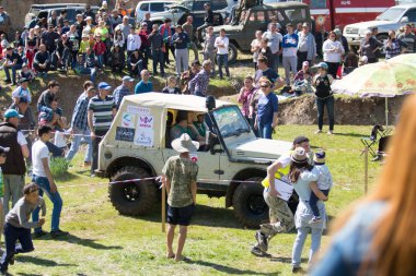 Kazakistan, Çimkent - 9 Nisan 2017. Erkekler kadınlar kadınlar çocuk dağlar bahar. Jöle manzara manzara.