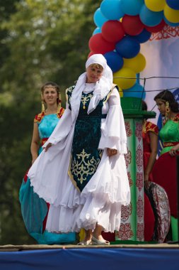 Petropavlovsk, Kazakistan - 28 Temmuz 2016: Festival, 80 yıl Kuzey Kazakistan bölgesi. Kitle kutlama etnik halk, geleneksel kostümleri insanlar sokaklarda Petropavlovsk kutlamak..