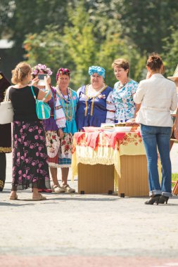 Petropavlovsk, Kazakistan - 28 Temmuz 2016: Festival, 80 yıl Kuzey Kazakistan bölgesi. Kitle kutlama etnik halk, geleneksel kostümleri insanlar sokaklarda Petropavlovsk kutlamak..