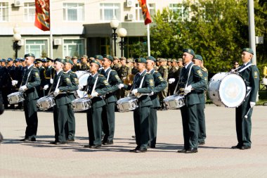 Petropavlovsk 7 Mayıs 2016: Resmi tatil. Defender'ı vatan günün Kazakistan'da 7 Mayıs kutladı. Asker ve askeri. Toplu kutlamalar insanlar.