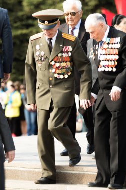 Petropavlovsk 7 Mayıs 2016: Resmi tatil. Defender'ı vatan günün Kazakistan'da 7 Mayıs kutladı. Asker ve askeri. Toplu kutlamalar insanlar.