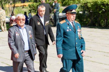 Petropavlovsk, Kazakistan - 9 Mayıs 2016: 9 Mayıs 2016 Petropavlovsk, Kazakistan'daki zafer günü. Ölü savaş anısına. Üyeler mutlu.