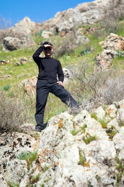 Kazakistan, Çimkent - 9 Nisan 2017. Erkekler kadınlar kadınlar çocuk dağlar bahar. Jöle manzara manzara.