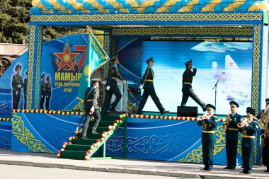 Petropavlovsk 7 Mayıs 2016: Resmi tatil. Defender'ı vatan günün Kazakistan'da 7 Mayıs kutladı. Asker ve askeri. Toplu kutlamalar insanlar.
