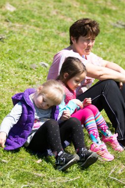 Kazakistan, Çimkent - 9 Nisan 2017. Erkekler kadınlar kadınlar çocuk dağlar bahar. Jöle manzara manzara.