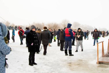 Petropavlovsk, Kazakistan - 19 Ocak 2018: vaftiz. Kışın buz delik insanlar yüzmek.