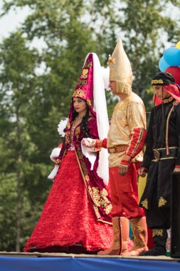 Petropavlovsk, Kazakistan - 28 Temmuz 2016: Festival, 80 yıl Kuzey Kazakistan bölgesi. Kitle kutlama etnik halk, geleneksel kostümleri insanlar sokaklarda Petropavlovsk kutlamak..