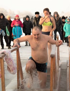 Petropavlovsk, Kazakistan - 19 Ocak 2018: vaftiz. Kışın buz delik insanlar yüzmek.