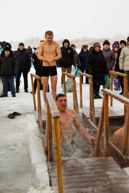Petropavlovsk, Kazakistan - 19 Ocak 2018: vaftiz. Kışın buz delik insanlar yüzmek.