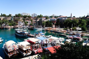 Antalya, Türkiye - 21 Haziran 2017: Bir tatil beldesi Antalya eski liman tekneler vardır.