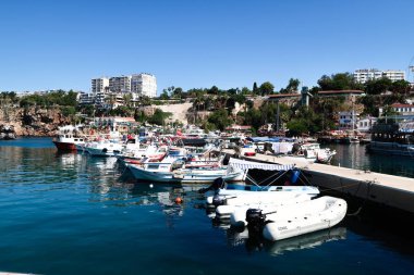 Antalya, Türkiye - 21 Haziran 2017: Bir tatil beldesi Antalya eski liman tekneler vardır.