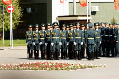 Petropavlovsk 7 Mayıs 2016: Resmi tatil. Defender'ı vatan günün Kazakistan'da 7 Mayıs kutladı. Asker ve askeri. Toplu kutlamalar insanlar.