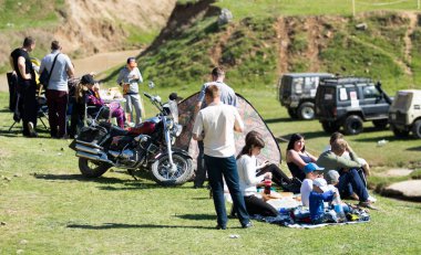 Kazakistan, Çimkent - 9 Nisan 2017. Erkekler kadınlar kadınlar çocuk dağlar bahar. Jöle manzara manzara.
